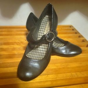 Mary Jane pumps with strap